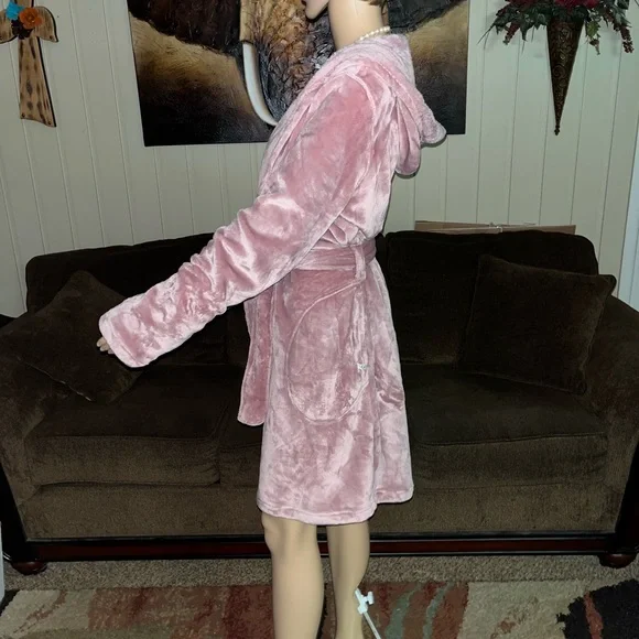 UGG ~ Women’s Size Large ~ Pink ~ Soft Plush ~ Robe W/ Hood